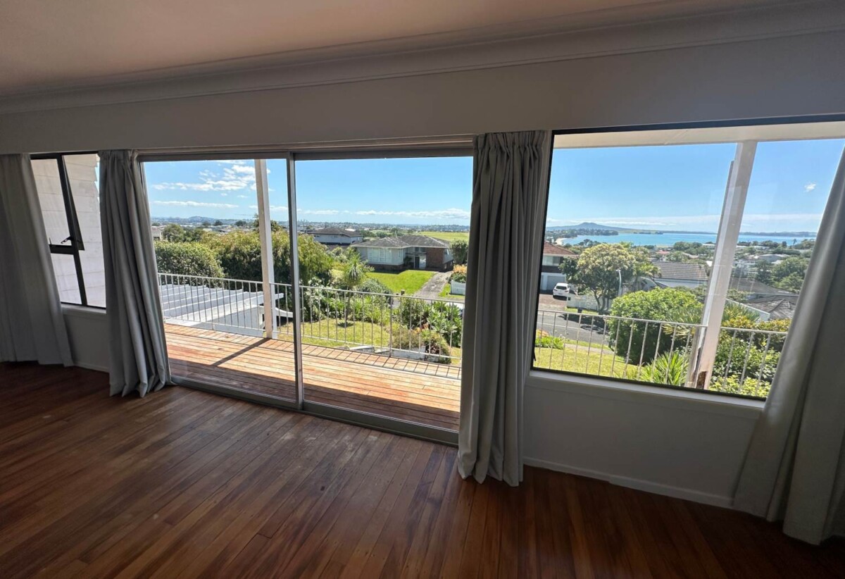 For rent, 6 to 9 months Short term rental, 4 beds 2 baths house with 2 carports, ,available now, 12 Copperfield Terrace, Mellons Bay, Auckland