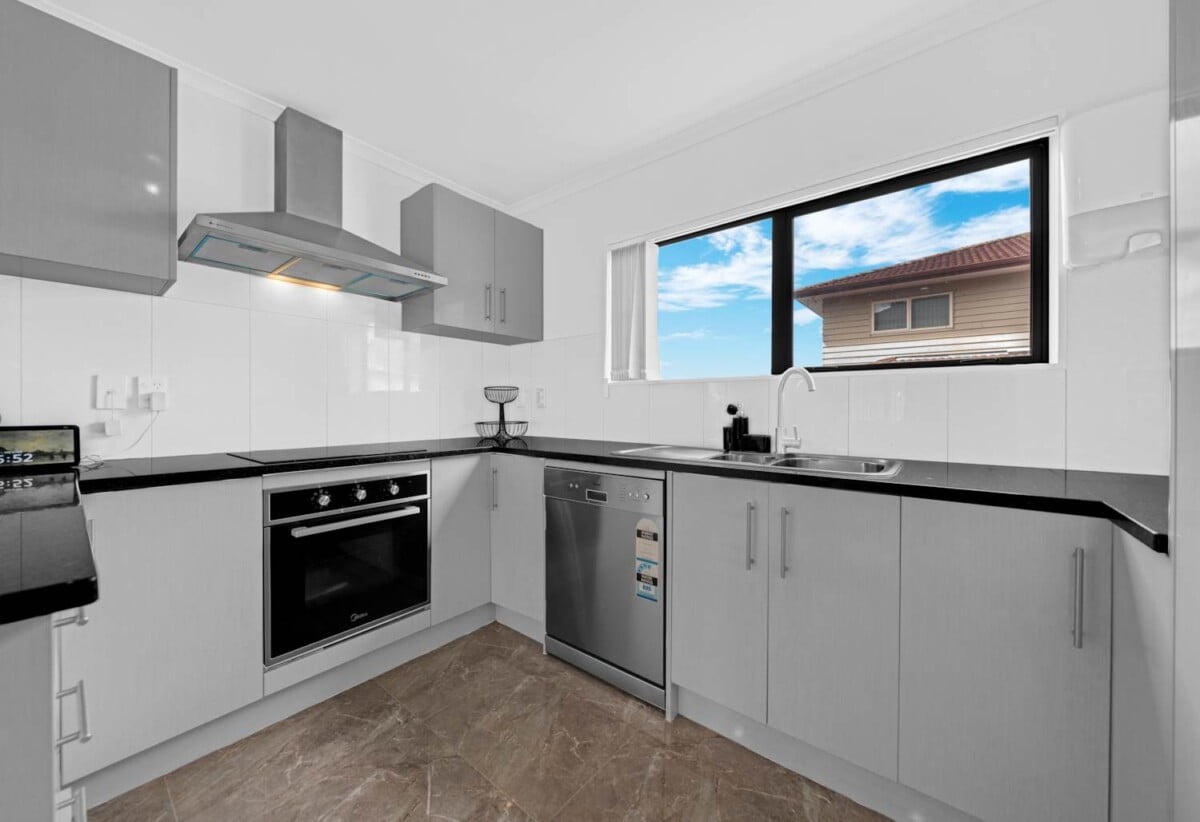 5 beds 3.5 baths house, close to schools, shops shopping centre, airport, motorway access, 0.5 km to Puhinui School, 12 Ranfurly Road, Papatoetoe, Auckland