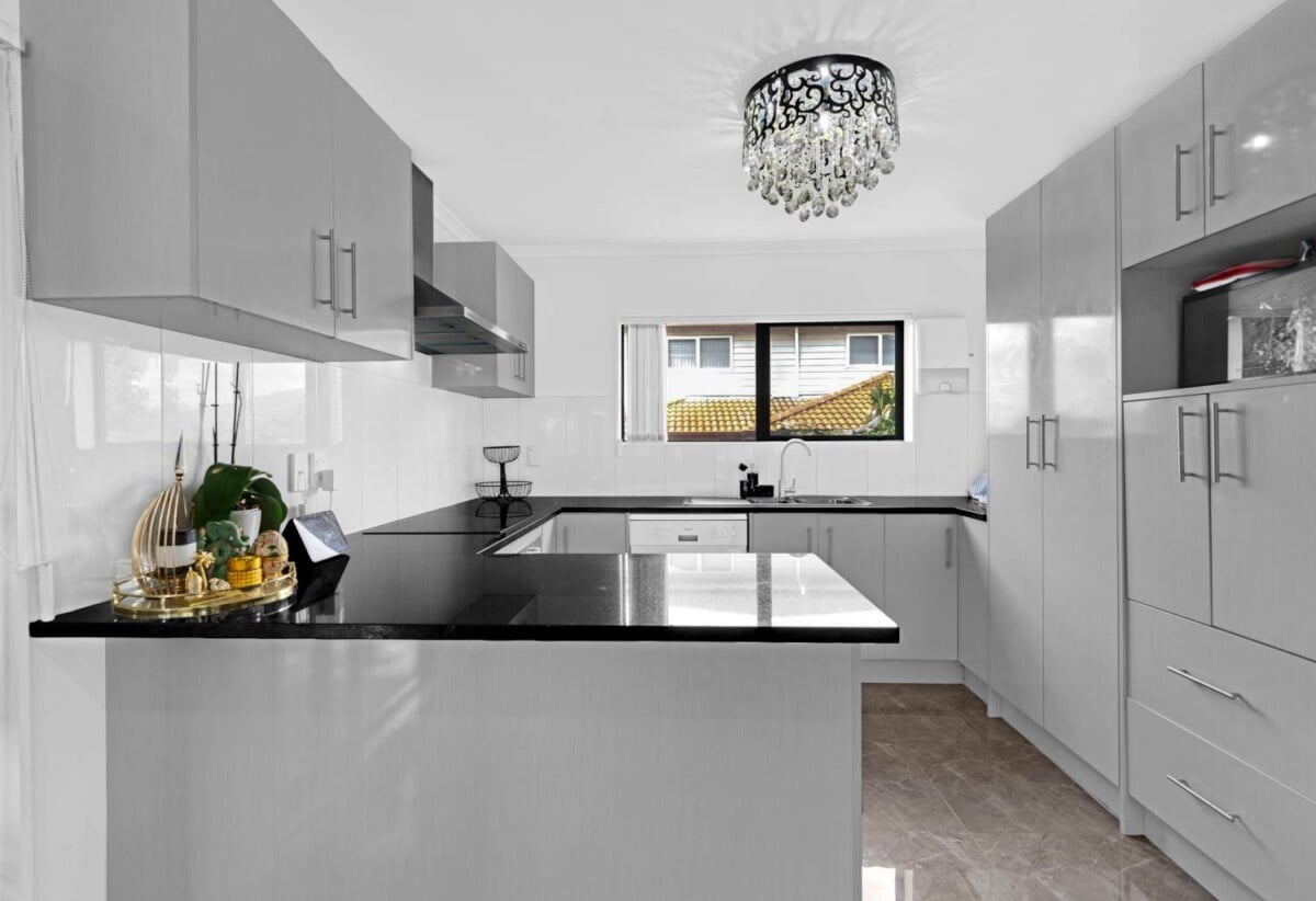 5 beds 3.5 baths house, close to schools, shops shopping centre, airport, motorway access, 0.5 km to Puhinui School, 12 Ranfurly Road, Papatoetoe, Auckland