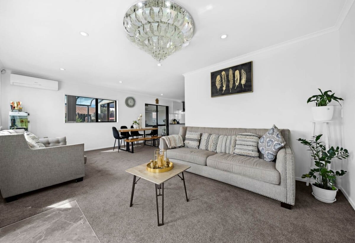 5 beds 3.5 baths house, close to schools, shops shopping centre, airport, motorway access, 0.5 km to Puhinui School, 12 Ranfurly Road, Papatoetoe, Auckland
