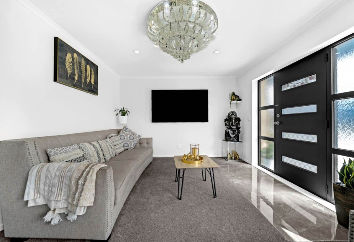 5 beds 3.5 baths house, close to schools, shops shopping centre, airport, motorway access, 0.5 km to Puhinui School, 12 Ranfurly Road, Papatoetoe, Auckland