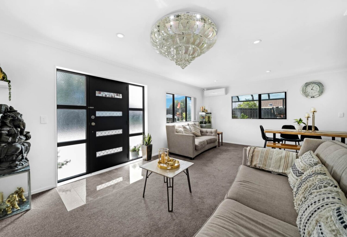 5 beds 3.5 baths house, close to schools, shops shopping centre, airport, motorway access, 0.5 km to Puhinui School, 12 Ranfurly Road, Papatoetoe, Auckland