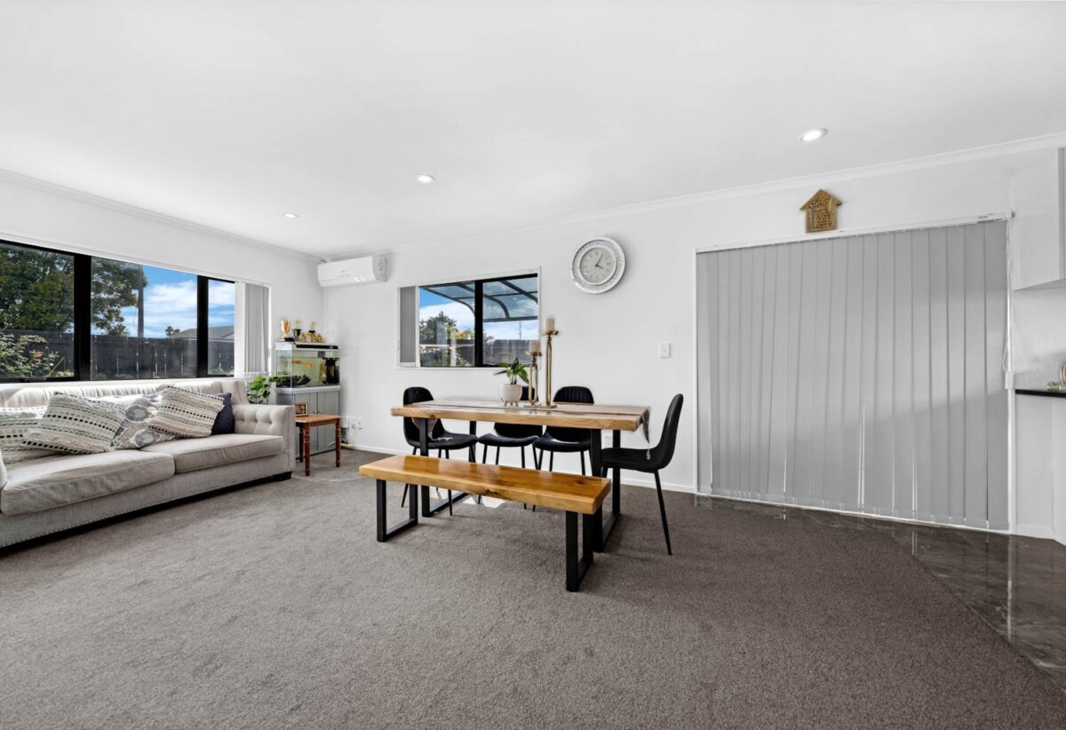 5 beds 3.5 baths house, close to schools, shops shopping centre, airport, motorway access, 0.5 km to Puhinui School, 12 Ranfurly Road, Papatoetoe, Auckland