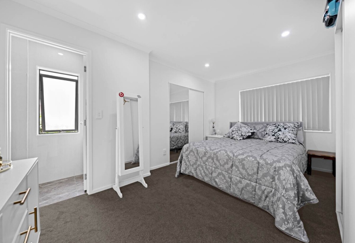 5 beds 3.5 baths house, close to schools, shops shopping centre, airport, motorway access, 0.5 km to Puhinui School, 12 Ranfurly Road, Papatoetoe, Auckland