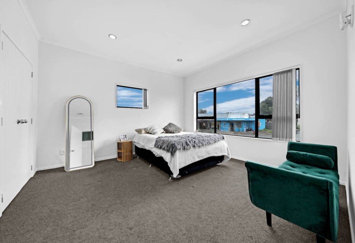 5 beds 3.5 baths house, close to schools, shops shopping centre, airport, motorway access, 0.5 km to Puhinui School, 12 Ranfurly Road, Papatoetoe, Auckland