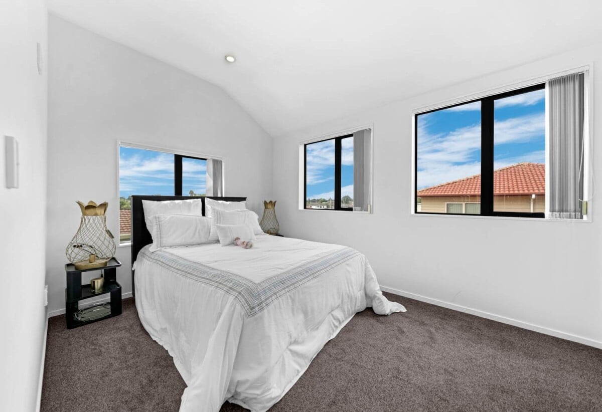5 beds 3.5 baths house, close to schools, shops shopping centre, airport, motorway access, 0.5 km to Puhinui School, 12 Ranfurly Road, Papatoetoe, Auckland