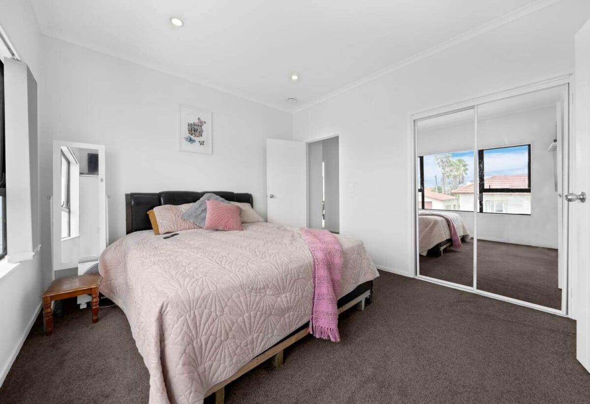 5 beds 3.5 baths house, close to schools, shops shopping centre, airport, motorway access, 0.5 km to Puhinui School, 12 Ranfurly Road, Papatoetoe, Auckland