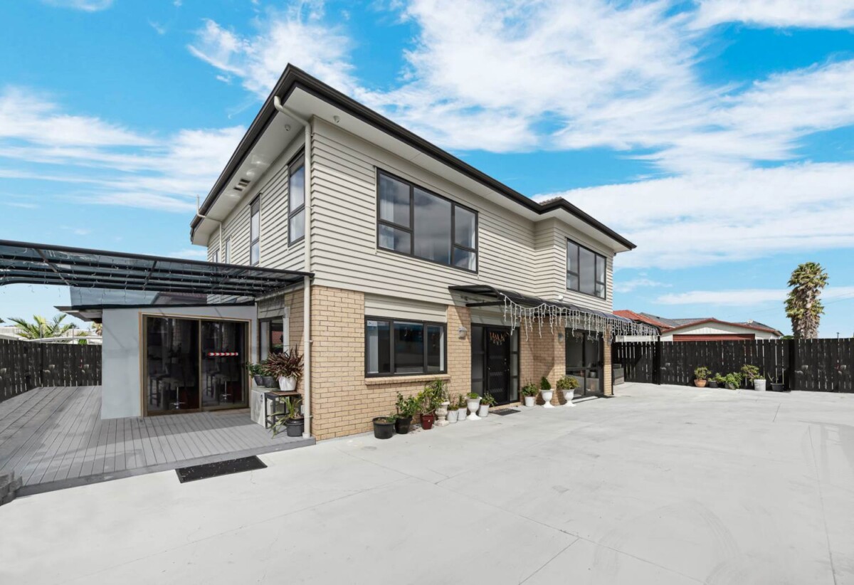 5 beds 3.5 baths house, close to schools, shops shopping centre, airport, motorway access, 0.5 km to Puhinui School, 12 Ranfurly Road, Papatoetoe, Auckland