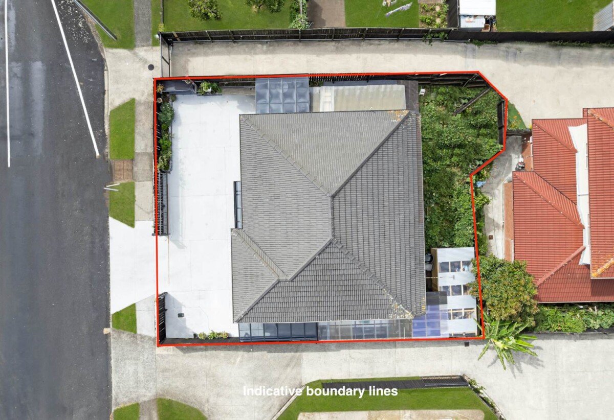 5 beds 3.5 baths house, close to schools, shops shopping centre, airport, motorway access, 0.5 km to Puhinui School, 12 Ranfurly Road, Papatoetoe, Auckland
