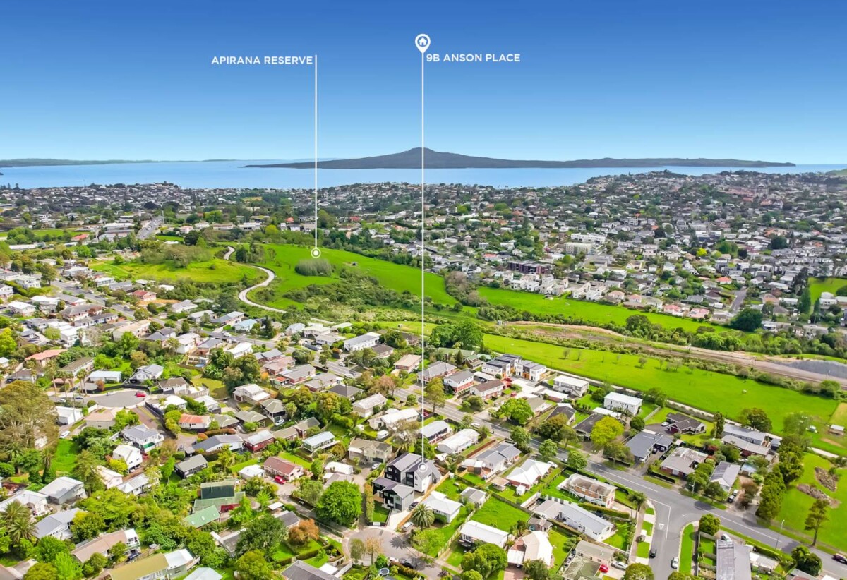 Standalone 4 beds 3 baths home with double garage, close to schools, golf club, supermarkets, the Lunn Avenue retail and commercial hub, zoned for Stonefields Primary and Selwyn College, 9B Anson Place, St Johns, Auckland