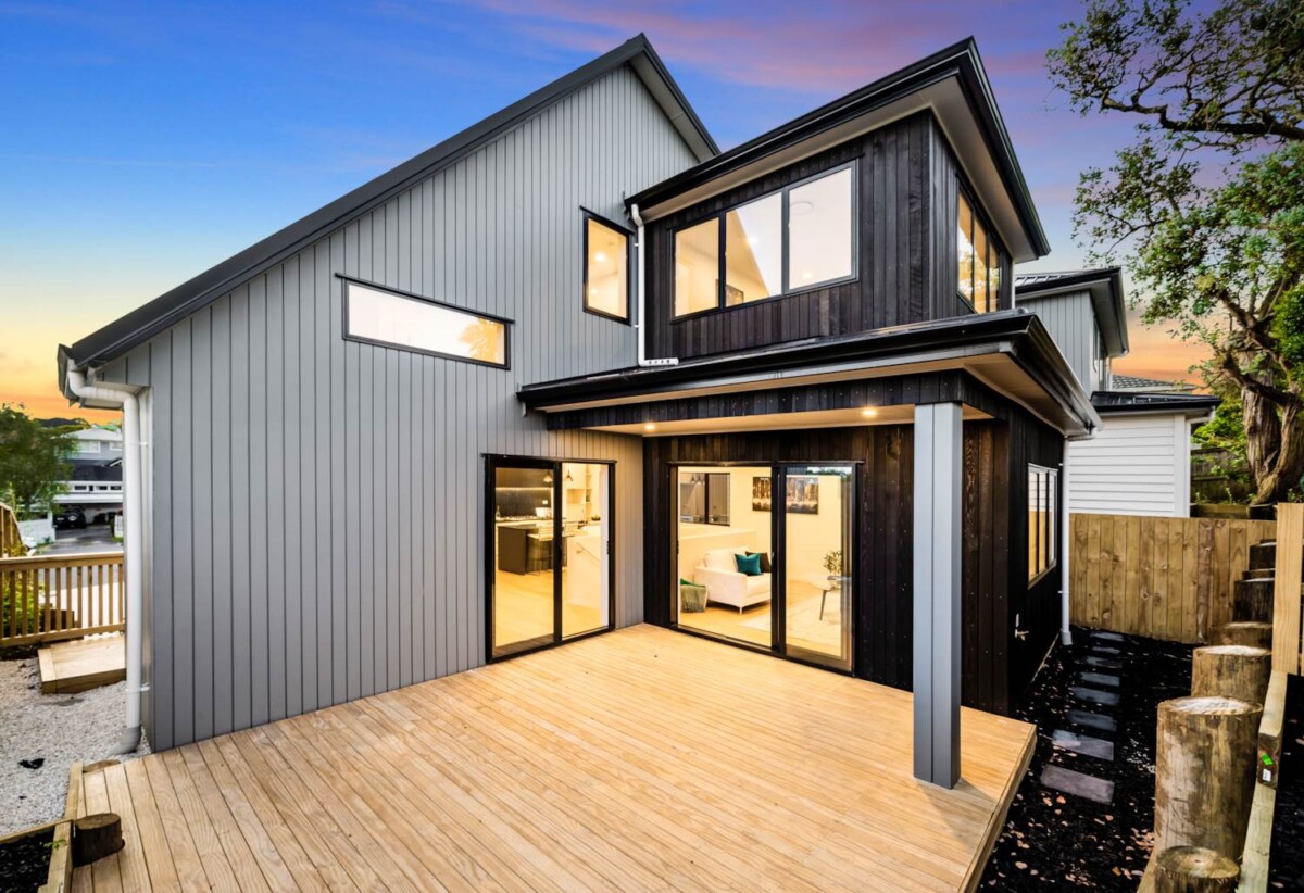Standalone 4 beds 3 baths home with double garage, close to schools, golf club, supermarkets, the Lunn Avenue retail and commercial hub, zoned for Stonefields Primary and Selwyn College, 9B Anson Place, St Johns, Auckland