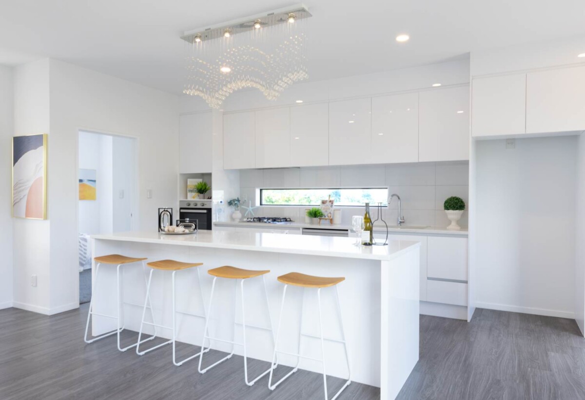 Urgent sale, 4 beds 3 baths home with garage, close to shops, schools, shopping centres, Panmure Basin walking and cycling loop, 0.9 km to Sylvia Park School, 67E Waipuna Road, Mt Wellington, Auckland