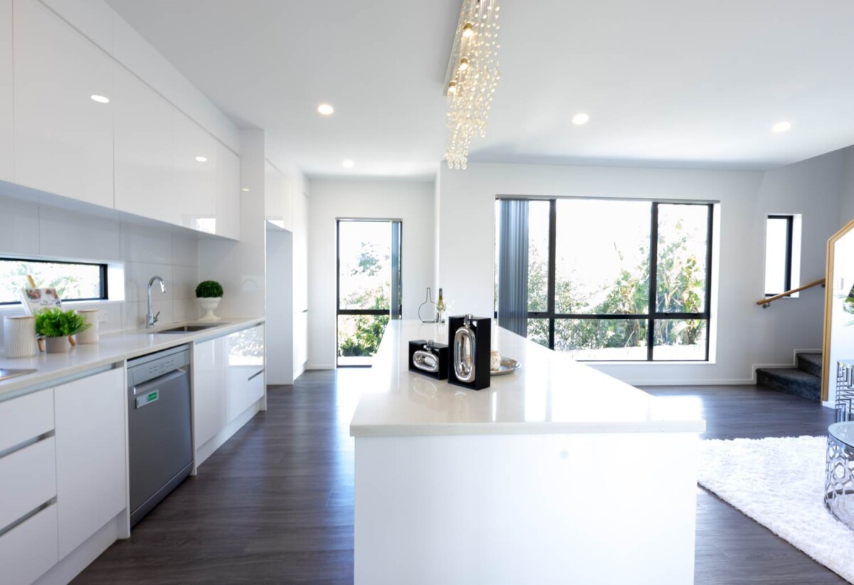 Urgent sale, 4 beds 3 baths home with garage, close to shops, schools, shopping centres, Panmure Basin walking and cycling loop, 0.9 km to Sylvia Park School, 67E Waipuna Road, Mt Wellington, Auckland