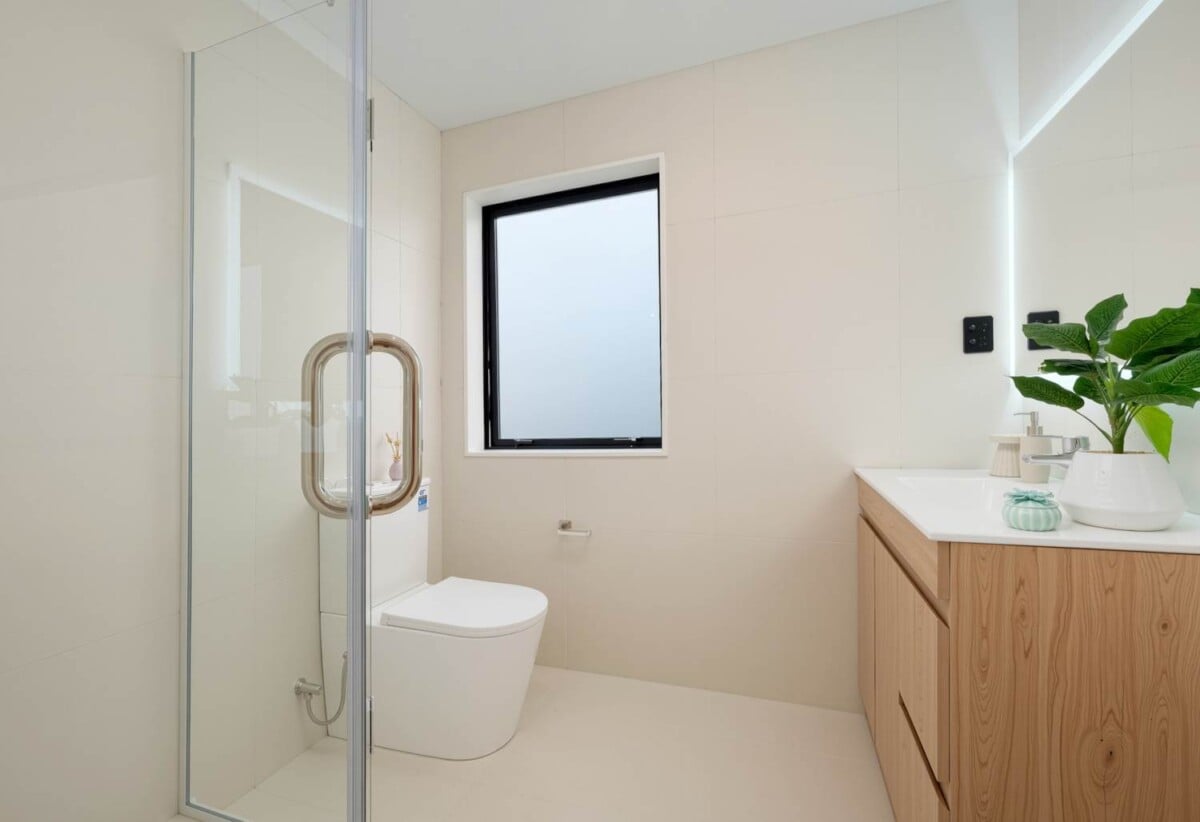 Brandnew standalone 4 beds 2.5 bath home with garage, close to schools, shopping centres, motorway access, 1 km to Colwill School Massey, 1.4 km to St Paul’s School (Massey), 2.3 km to Massey High School, 39B Moire Road, Massey, Auckland