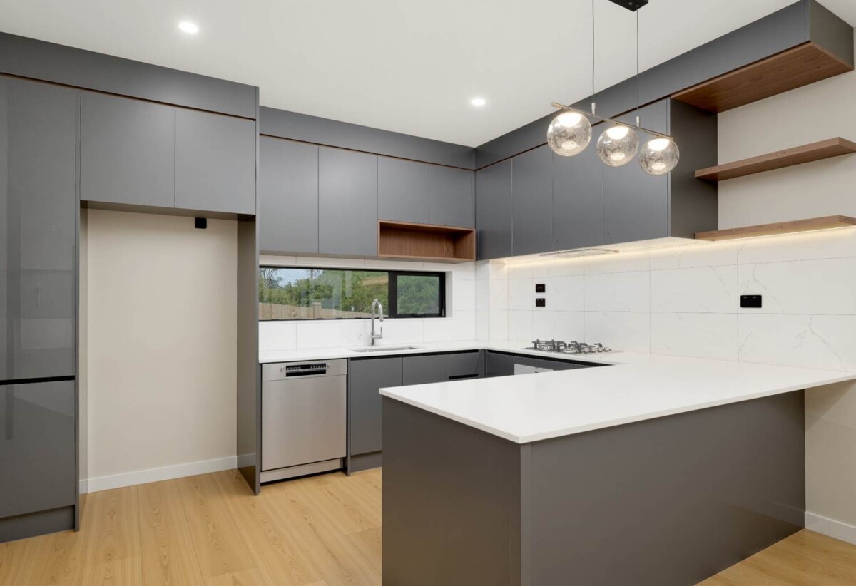 Brandnew standalone 4 beds 2.5 bath home with garage, close to schools, shopping centres, motorway access, 1 km to Colwill School Massey, 1.4 km to St Paul’s School (Massey), 2.3 km to Massey High School, 39B Moire Road, Massey, Auckland