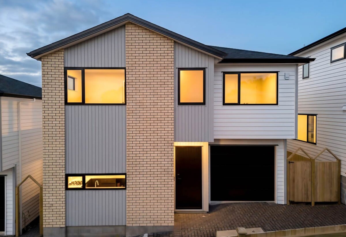 Brandnew standalone 4 beds 2.5 bath home with garage, close to schools, shopping centres, motorway access, 1 km to Colwill School Massey, 1.4 km to St Paul’s School (Massey), 2.3 km to Massey High School, 39B Moire Road, Massey, Auckland