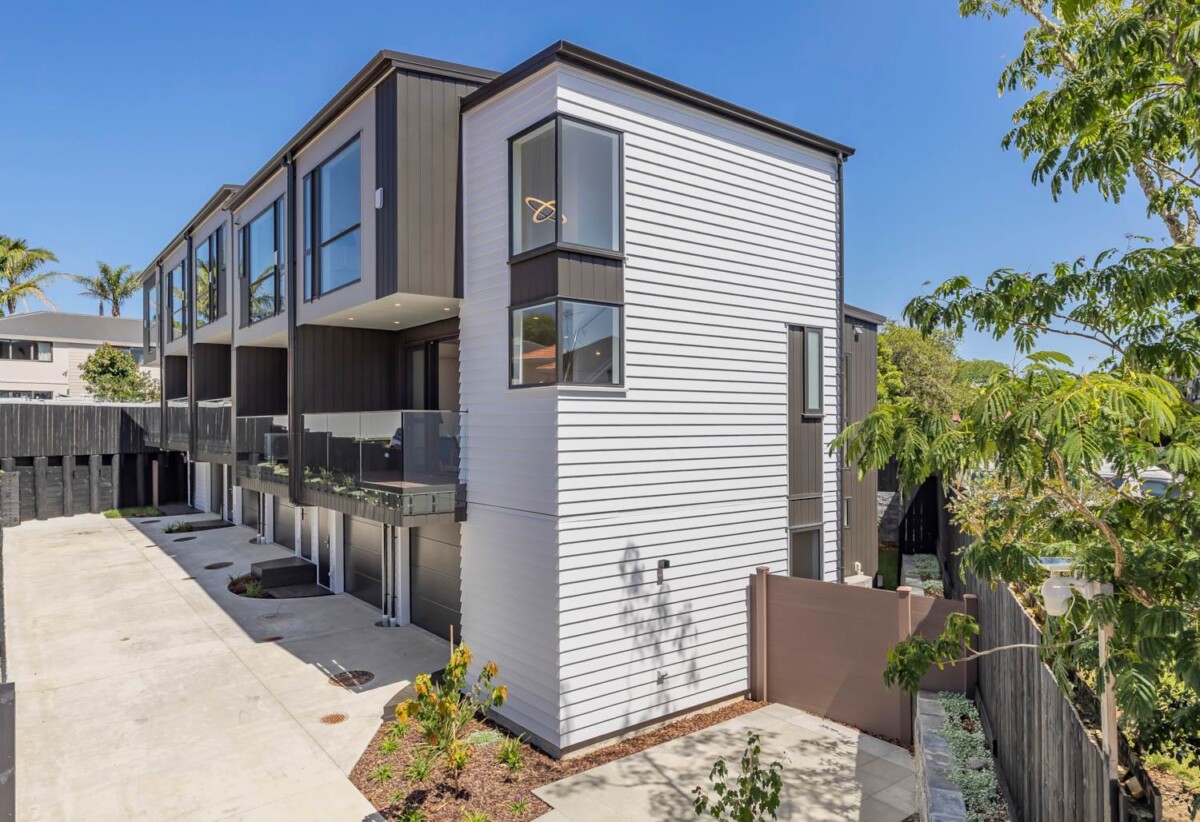 10-Year Master Builders Guarantee, Brandnew freehold 3 beds + study, 3.5 baths home with garage, 3 ensuites, close to schools, Albany Mall, motorway access, Zoned for Oteha Valley School, Northcross Intermediate, and Long Bay College, 0.4 km to Oteha Valley School, 17A John Jenning Drive, Oteha, Auckland