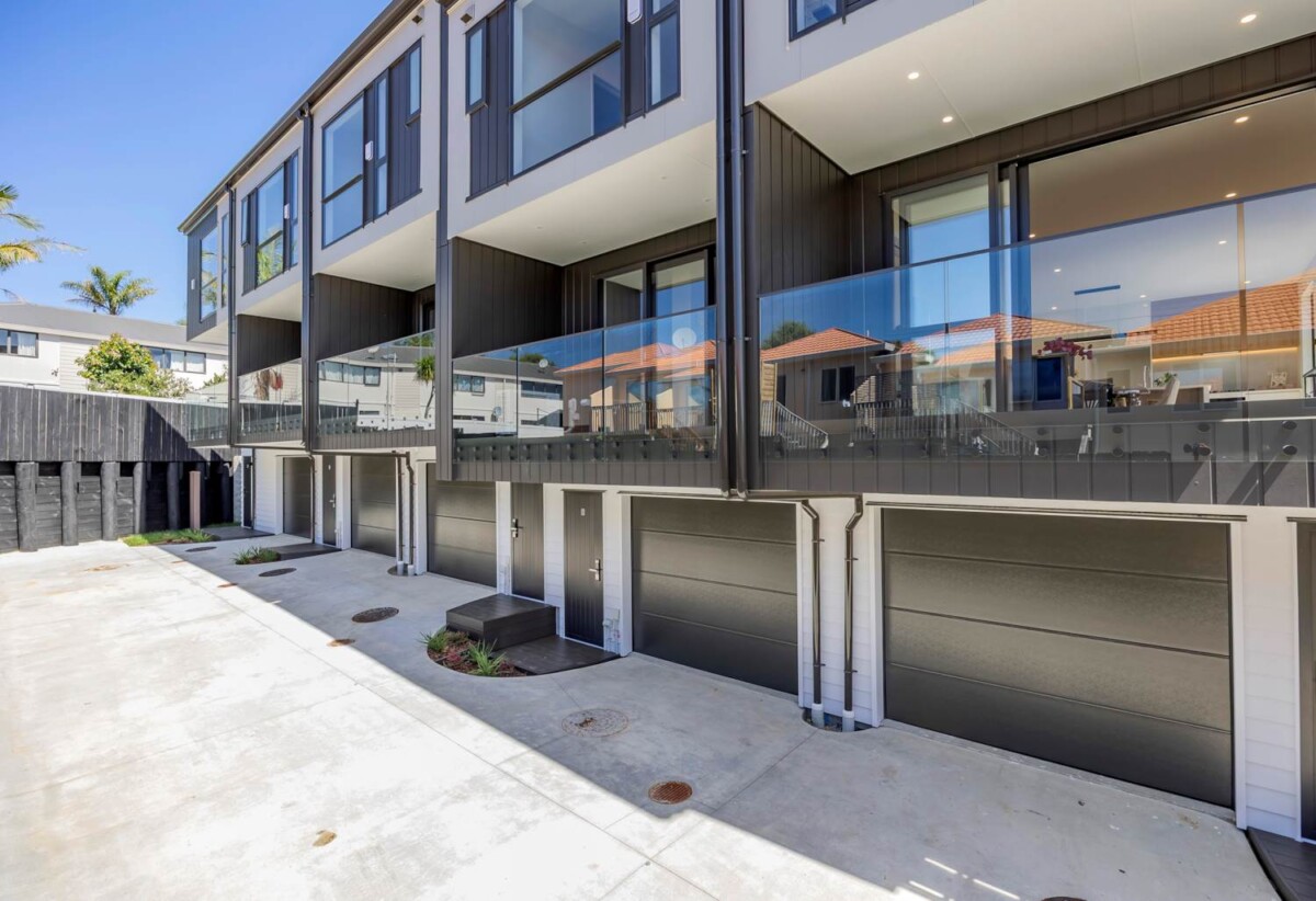 10-Year Master Builders Guarantee, Brandnew 4 beds 4 baths home with garage, 3 ensuites, close to schools, Albany Mall, motorway access, Zoned for Oteha Valley School, Northcross Intermediate, and Long Bay College, 0.4 km to Oteha Valley School, 17C John Jenning Drive, Oteha, Auckland