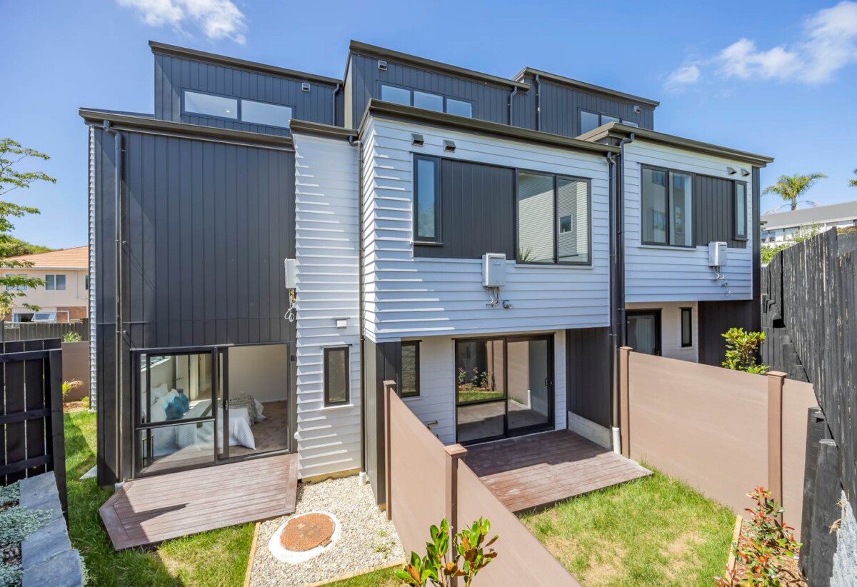 10-Year Master Builders Guarantee, Brandnew freehold 3 beds 3 baths home with garage, 2 ensuites, close to schools, Albany Mall, motorway access, Zoned for Oteha Valley School, Northcross Intermediate, and Long Bay College, 0.4 km to Oteha Valley School, 17D John Jenning Drive, Oteha, Auckland