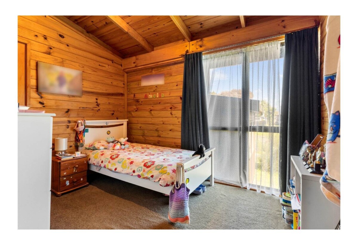 For rent, 3 beds 1 baths house with double garage, available 6th March, 33 Hadley Wood Drive, Wattle Downs, Auckland