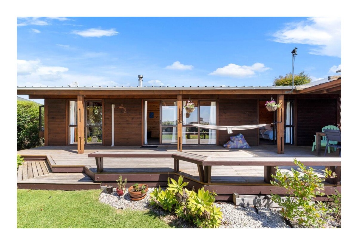 For rent, 3 beds 1 baths house with double garage, available 6th March, 33 Hadley Wood Drive, Wattle Downs, Auckland