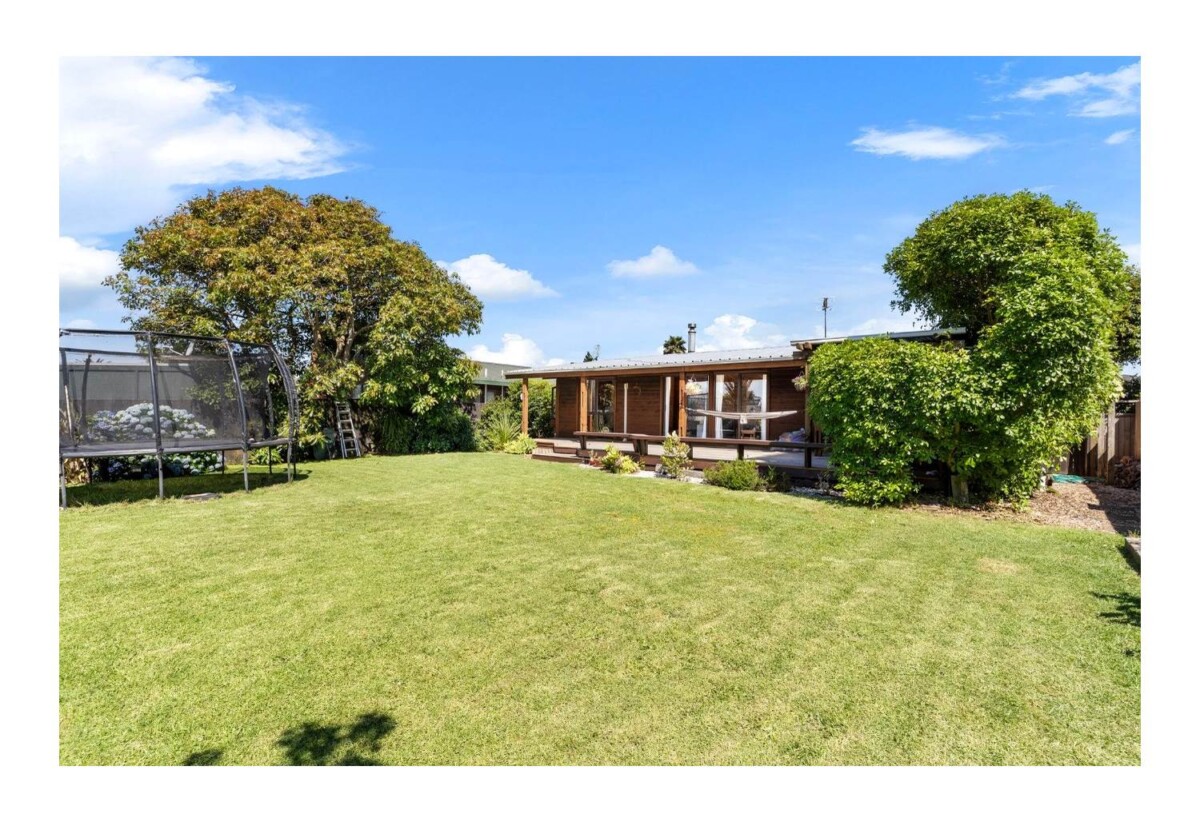For rent, 3 beds 1 baths house with double garage, available 6th March, 33 Hadley Wood Drive, Wattle Downs, Auckland