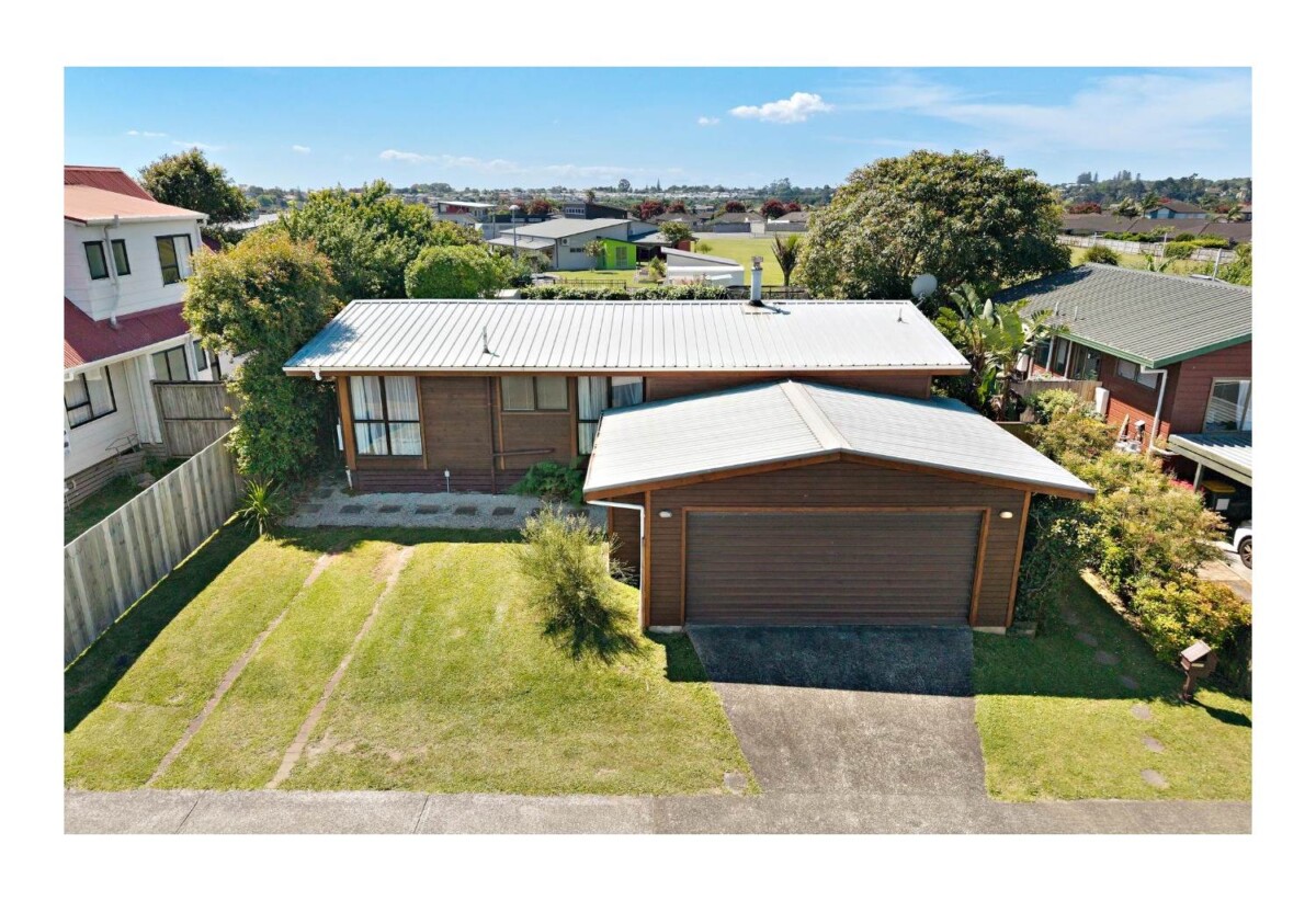 For rent, 3 beds 1 baths house with double garage, available 6th March, 33 Hadley Wood Drive, Wattle Downs, Auckland