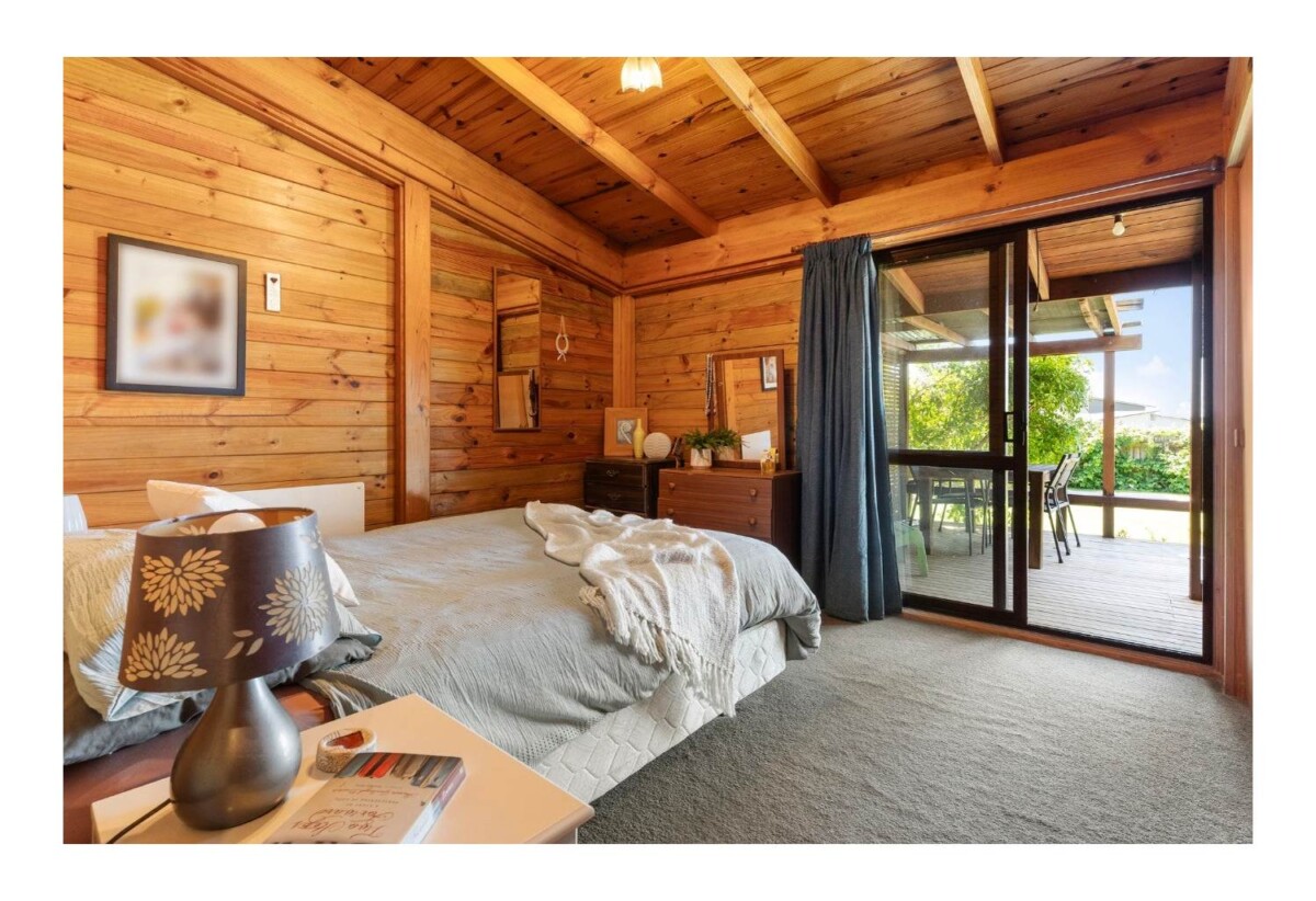 For rent, 3 beds 1 baths house with double garage, available 6th March, 33 Hadley Wood Drive, Wattle Downs, Auckland