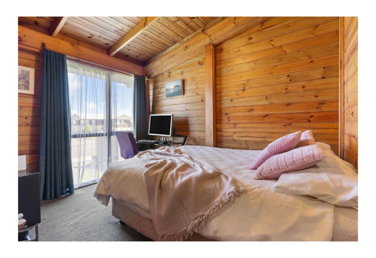 For rent, 3 beds 1 baths house with double garage, available 6th March, 33 Hadley Wood Drive, Wattle Downs, Auckland