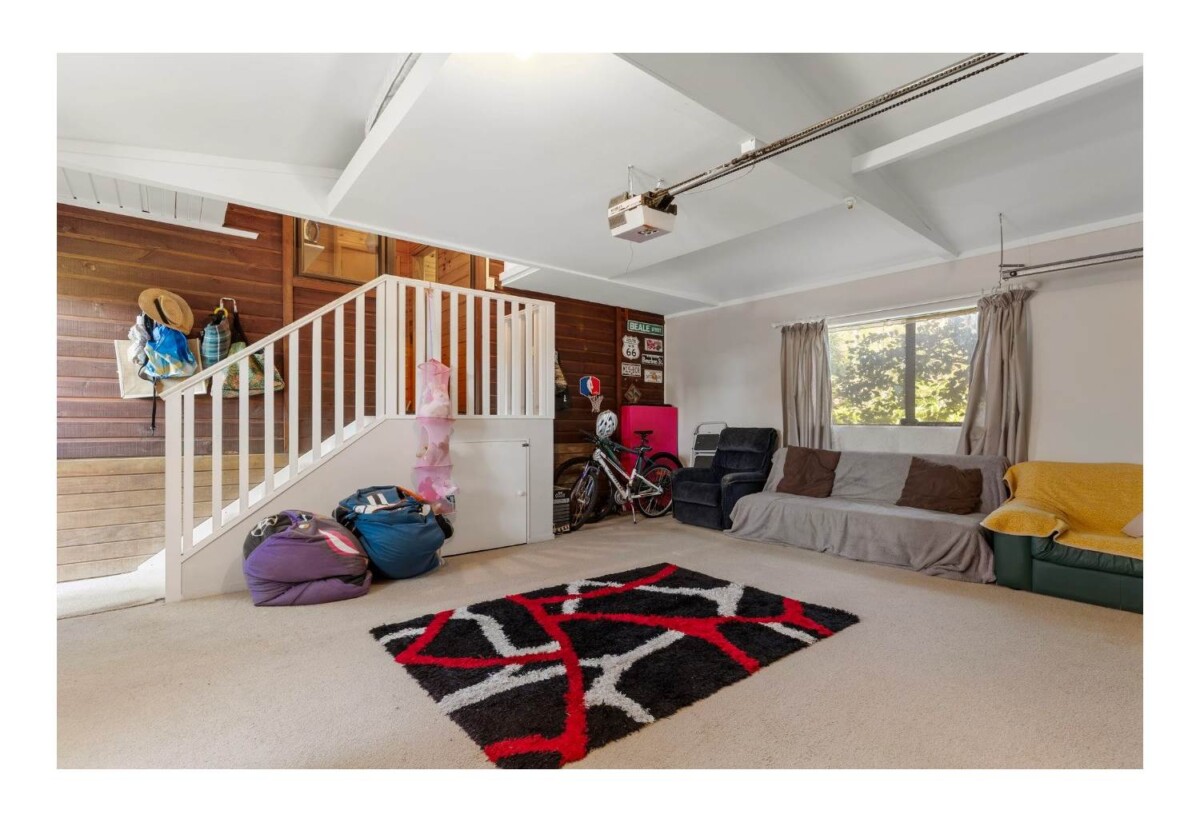 For rent, 3 beds 1 baths house with double garage, available 6th March, 33 Hadley Wood Drive, Wattle Downs, Auckland