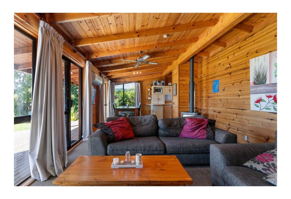 For rent, 3 beds 1 baths house with double garage, available 6th March, 33 Hadley Wood Drive, Wattle Downs, Auckland