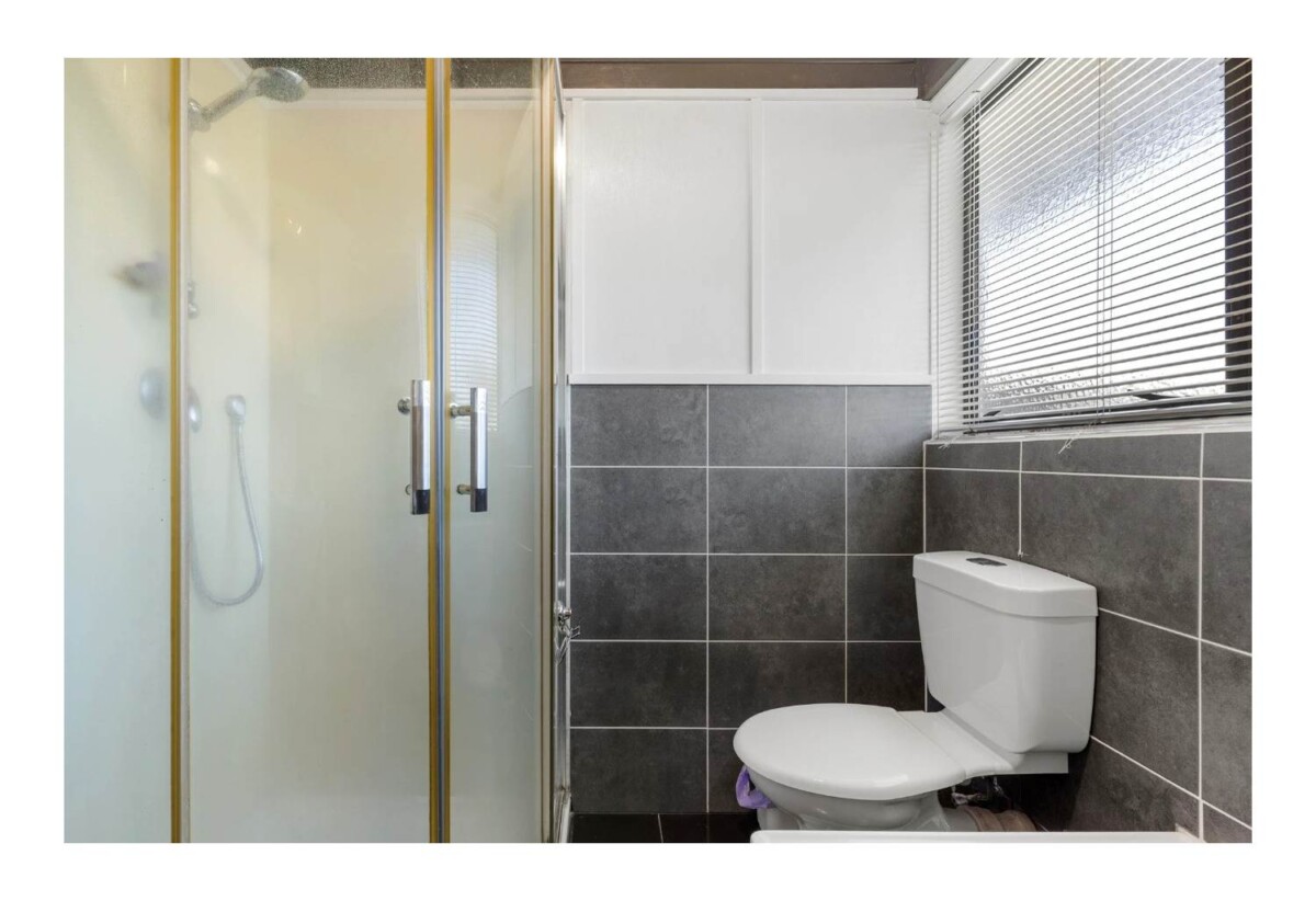 For rent, 3 beds 1 baths house with double garage, available 6th March, 33 Hadley Wood Drive, Wattle Downs, Auckland