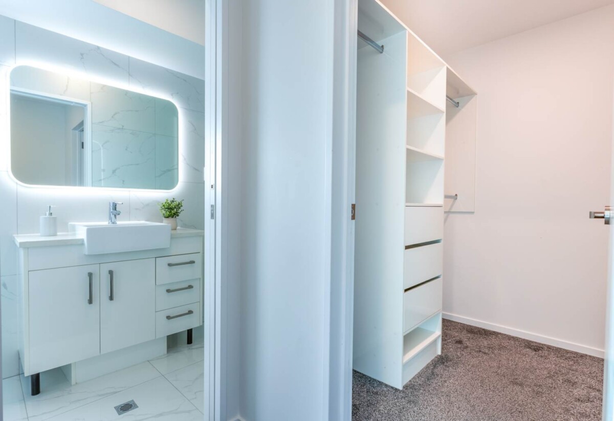 Urgent sale, 4 beds 3 baths home with garage, close to shops, schools, shopping centres, Panmure Basin walking and cycling loop, 0.9 km to Sylvia Park School, 67E Waipuna Road, Mt Wellington, Auckland