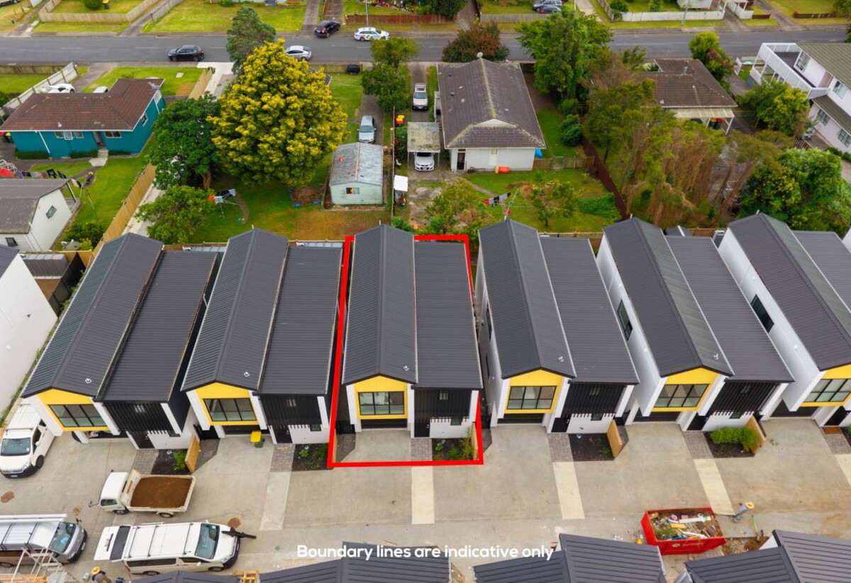 Standalone 4 beds 2.5 baths home with garage on 150m2 section, Walking distance to Rosehill College and Rosehill Intermediate, easy motorway access, Close to local shops and amenities, 3/31 Goodwin Drive, Papakura, Auckland