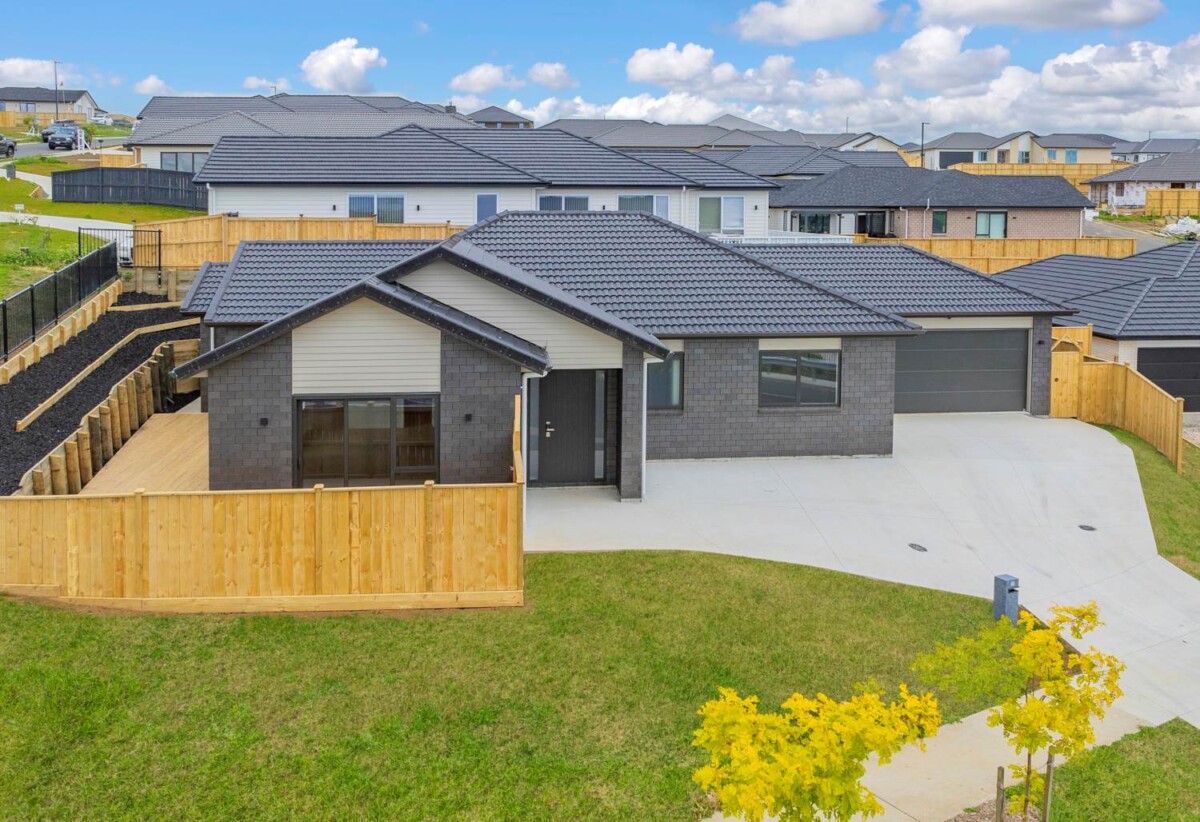 213m2 Brandnew brick and weatherboard 5 beds 3 baths house with 2 beds granny and double garage on 619m2 section, close to school, supermarket, motorway access, 1.2 km to Pokeno School, 15 Piedmonte Avenue, Pokeno,