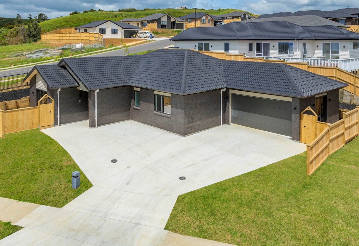 213m2 Brandnew brick and weatherboard 5 beds 3 baths house with 2 beds granny and double garage on 619m2 section, close to school, supermarket, motorway access, 1.2 km to Pokeno School, 15 Piedmonte Avenue, Pokeno,