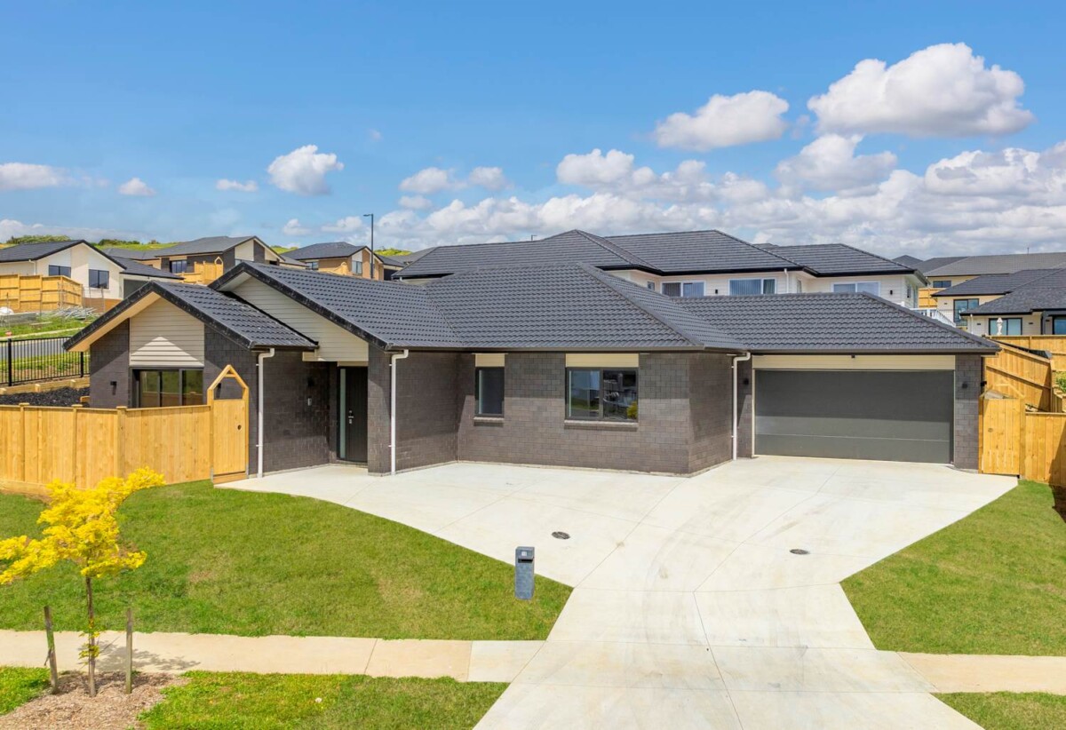 213m2 Brandnew brick and weatherboard 5 beds 3 baths house with 2 beds granny and double garage on 619m2 section, close to school, supermarket, motorway access, 1.2 km to Pokeno School, 15 Piedmonte Avenue, Pokeno,