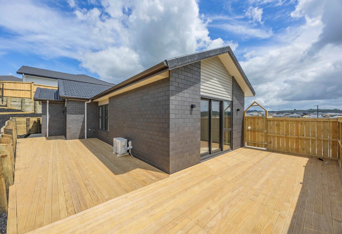 213m2 Brandnew brick and weatherboard 5 beds 3 baths house with 2 beds granny and double garage on 619m2 section, close to school, supermarket, motorway access, 1.2 km to Pokeno School, 15 Piedmonte Avenue, Pokeno,