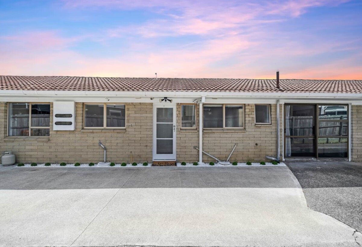 Brick and tile 2 beds 1 bath home with garage and carport, Walking distance to Hunters Corner , close to schools, shops, motorway access, Zoned for Papatoetoe Intermediate and Papatoetoe High School, 7/42 Wintere Road, Papatoetoe, Auckland
