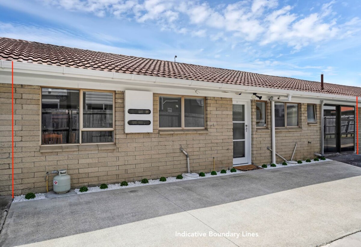 Brick and tile 2 beds 1 bath home with garage and carport, Walking distance to Hunters Corner , close to schools, shops, motorway access, Zoned for Papatoetoe Intermediate and Papatoetoe High School, 7/42 Wintere Road, Papatoetoe, Auckland