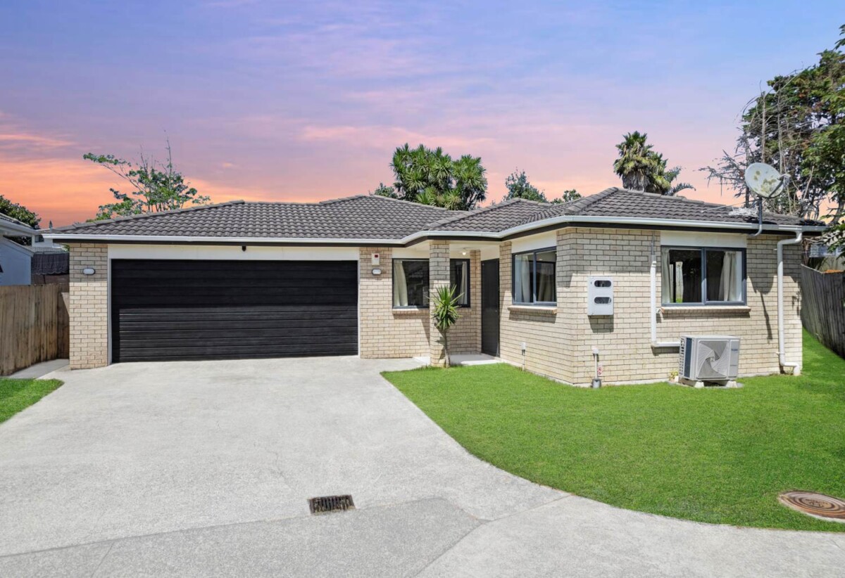 Brick and tile 3 beds 2 baths house with double garage on 413m2 section, close to schools, shops, motorway access, 1.1 km to Papatoetoe South School, 86A Pah Road, Papatoetoe, Auckland