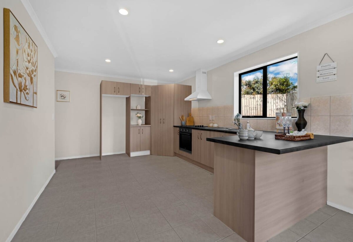 Brick and tile 3 beds 2 baths house with double garage on 413m2 section, close to schools, shops, motorway access, 1.1 km to Papatoetoe South School, 86A Pah Road, Papatoetoe, Auckland