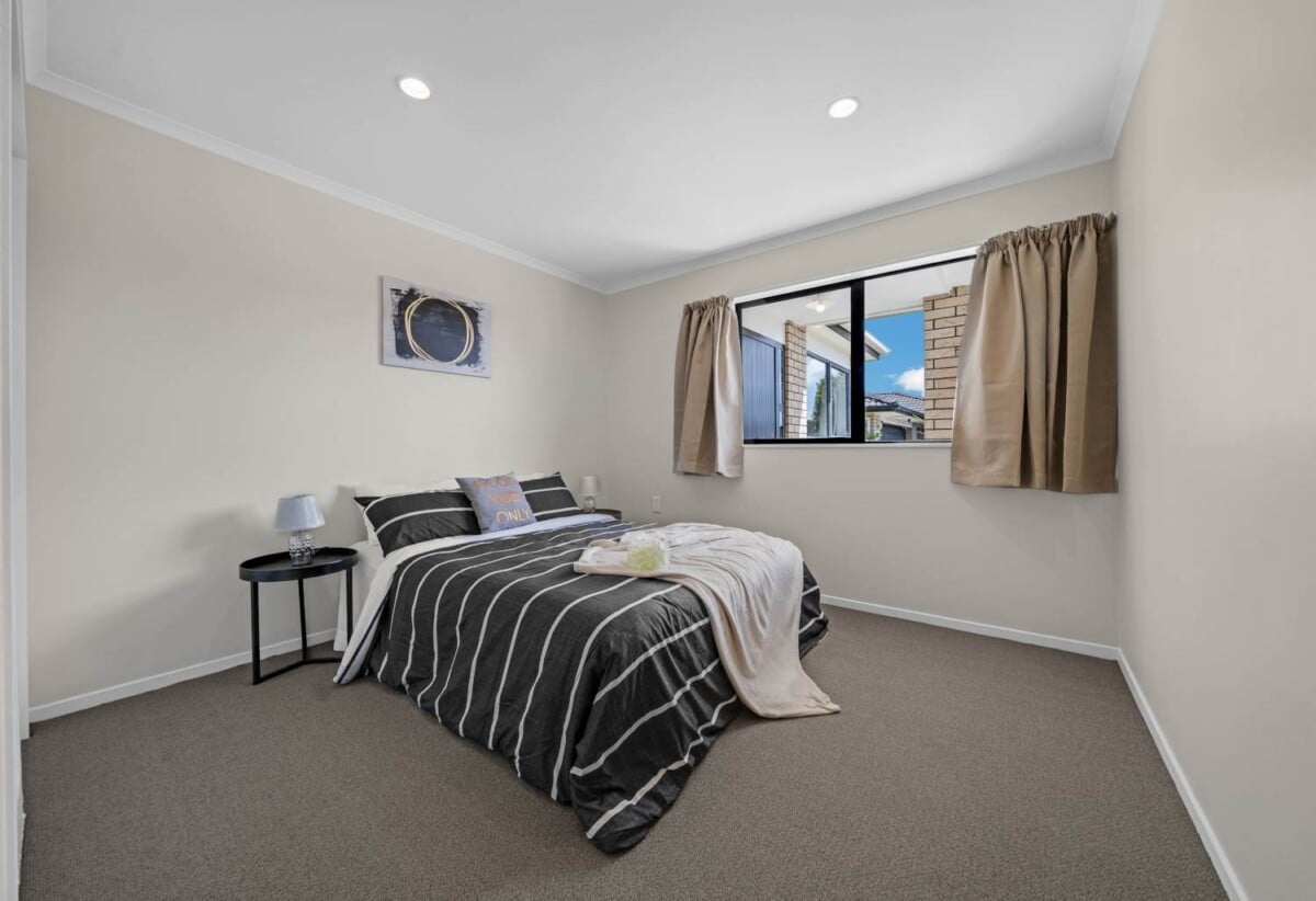 Brick and tile 3 beds 2 baths house with double garage on 413m2 section, close to schools, shops, motorway access, 1.1 km to Papatoetoe South School, 86A Pah Road, Papatoetoe, Auckland