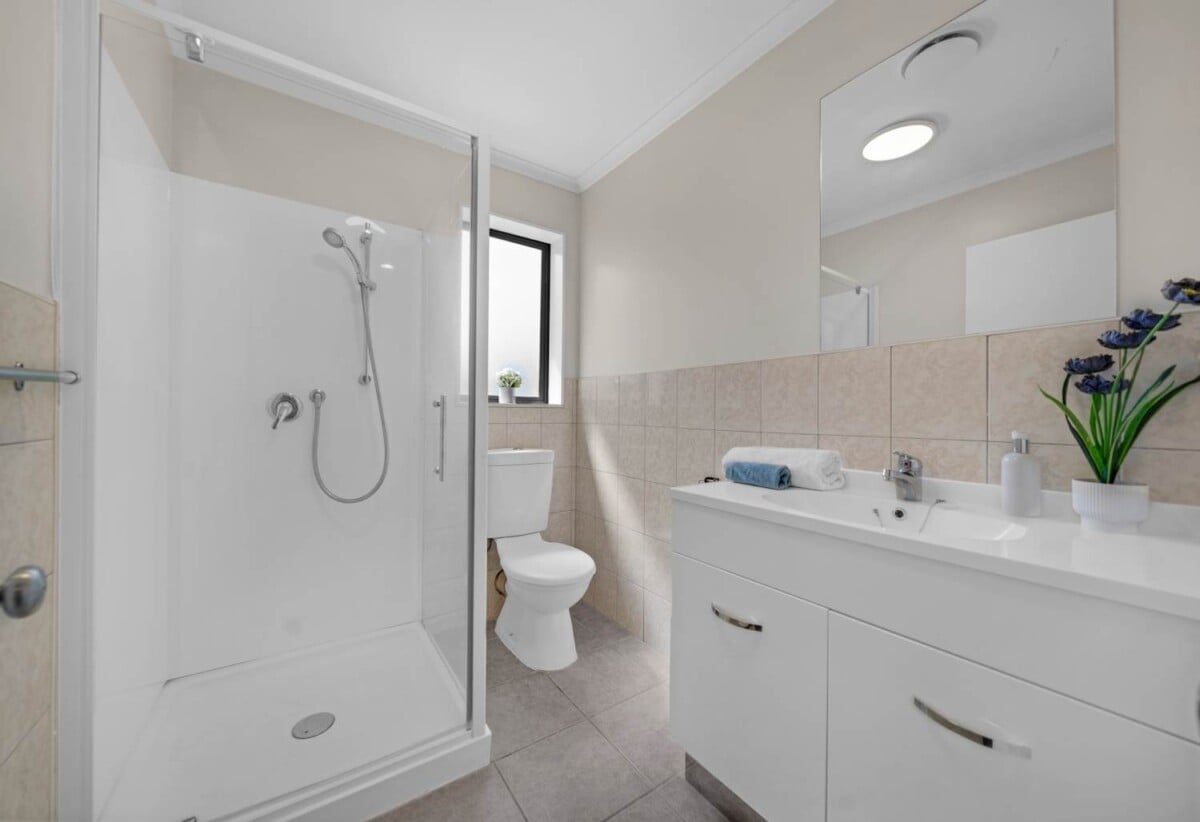 Brick and tile 3 beds 2 baths house with double garage on 413m2 section, close to schools, shops, motorway access, 1.1 km to Papatoetoe South School, 86A Pah Road, Papatoetoe, Auckland