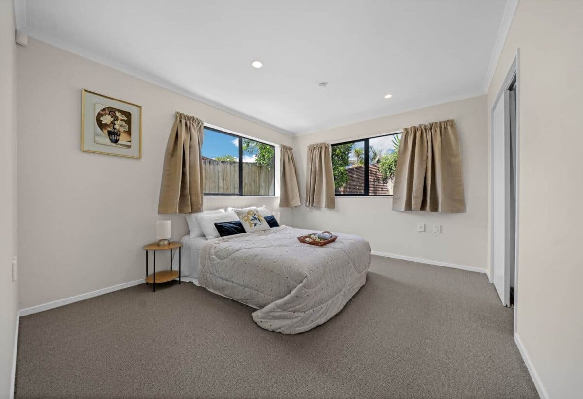 Brick and tile 3 beds 2 baths house with double garage on 413m2 section, close to schools, shops, motorway access, 1.1 km to Papatoetoe South School, 86A Pah Road, Papatoetoe, Auckland