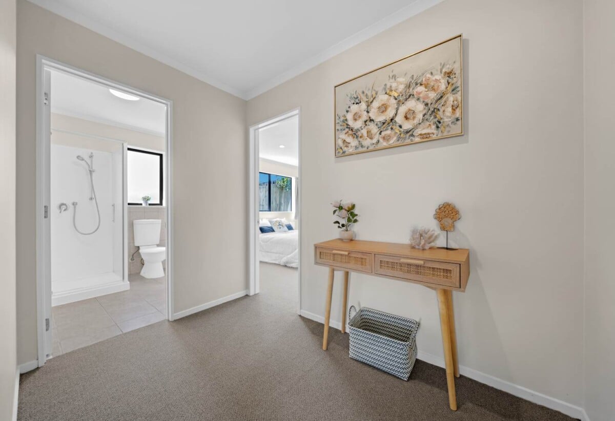 Brick and tile 3 beds 2 baths house with double garage on 413m2 section, close to schools, shops, motorway access, 1.1 km to Papatoetoe South School, 86A Pah Road, Papatoetoe, Auckland