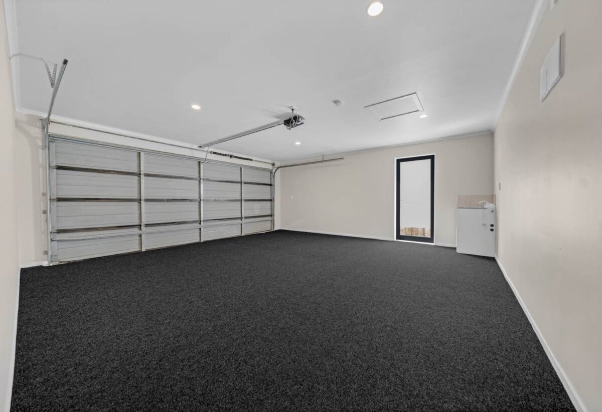 Brick and tile 3 beds 2 baths house with double garage on 413m2 section, close to schools, shops, motorway access, 1.1 km to Papatoetoe South School, 86A Pah Road, Papatoetoe, Auckland