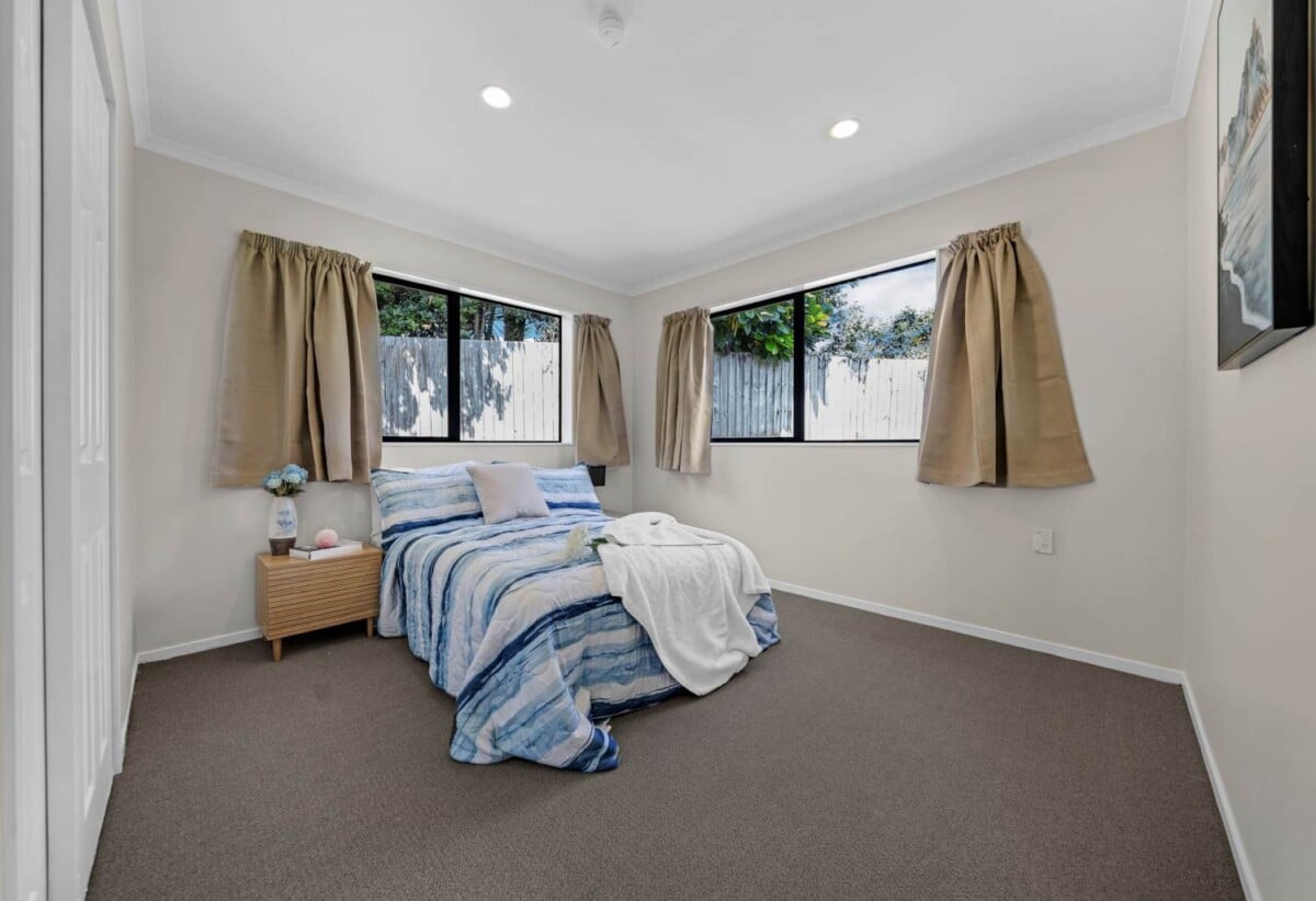 Brick and tile 3 beds 2 baths house with double garage on 413m2 section, close to schools, shops, motorway access, 1.1 km to Papatoetoe South School, 86A Pah Road, Papatoetoe, Auckland