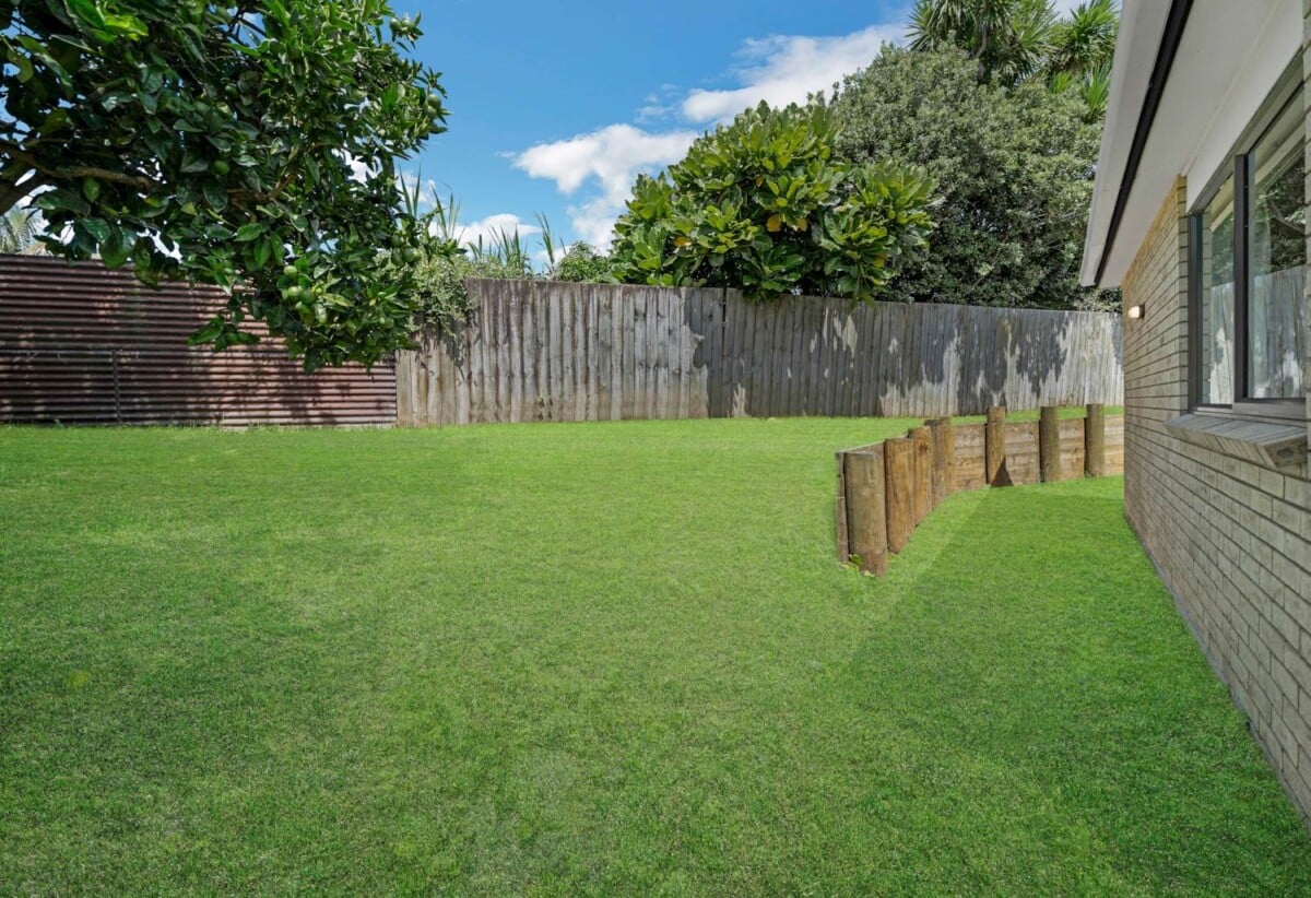 Brick and tile 3 beds 2 baths house with double garage on 413m2 section, close to schools, shops, motorway access, 1.1 km to Papatoetoe South School, 86A Pah Road, Papatoetoe, Auckland
