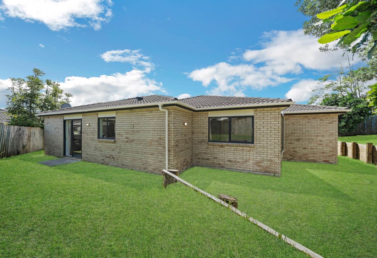 Brick and tile 3 beds 2 baths house with double garage on 413m2 section, close to schools, shops, motorway access, 1.1 km to Papatoetoe South School, 86A Pah Road, Papatoetoe, Auckland